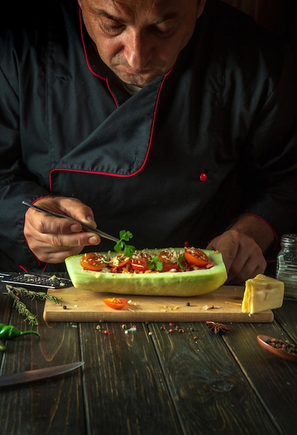 Kucharz przy gotowaniu